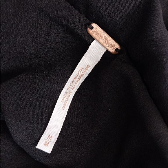 FREE PEOPLE! ADORABLE BLACK LACE OVER BLACK DEEP PLUNGE BODICE DRESS! SZ M - Picture 7 of 9